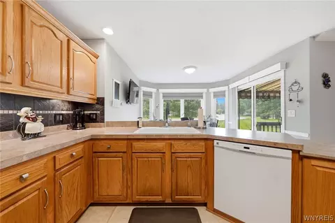 Kitchen - 2 Alexander Pkwy, Pendleton, NY 14120 photo 4 of 6