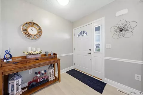 Entry Way - 2 Alexander Pkwy, Pendleton, NY 14120 photo 2 of 4