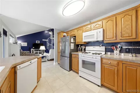 Kitchen - 2 Alexander Pkwy, Pendleton, NY 14120 photo 5 of 6