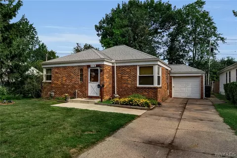 372 Woodland Dr, Buffalo, NY 14223