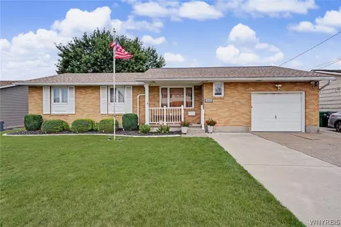 1658 Caravelle Dr, Niagara Falls, NY 14304
