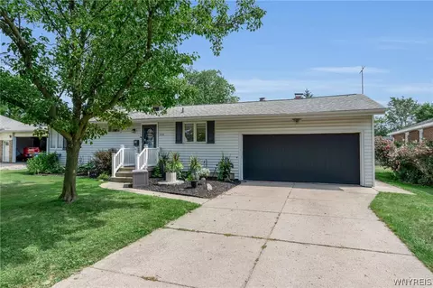 208 Royal Pkwy W, Amherst, NY 14221