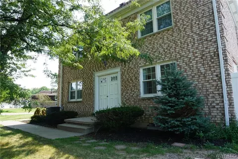 90 Carriage Dr #8, Orchard Park, NY 14127