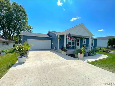 8295 E Britton Dr, Niagara, NY 14304