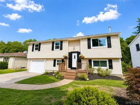 14 E Park Dr, Lockport, NY 14094