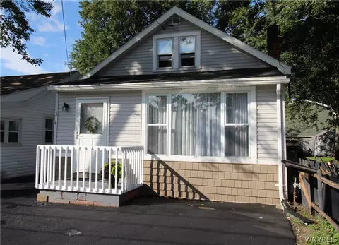 5716 Lakeview Ter, Lake View, NY 14085