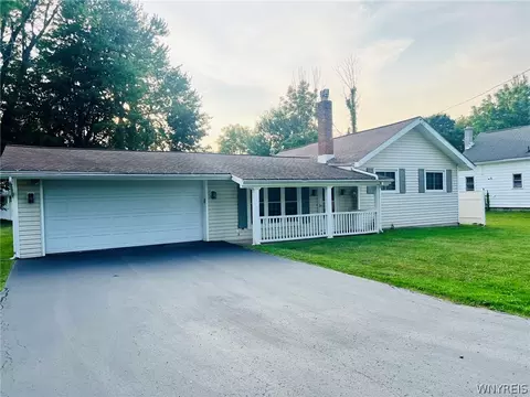 6896 Wellington Dr, Evans, NY 14047