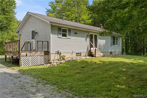 637 Burrough Rd, Bennington, NY 14011