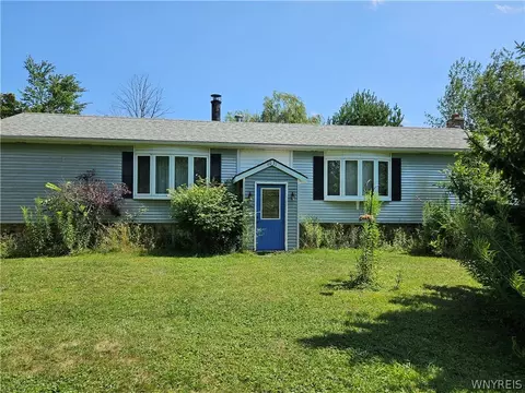 6031 Smith Rd, Hamburg, NY 14075