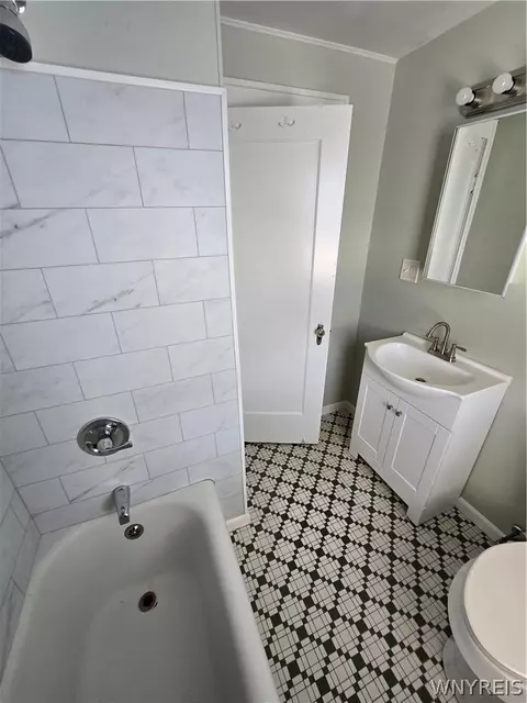 Bath - 87 Eiseman Ave, Buffalo, NY 14217 photo 1 of 2