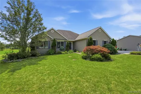 4922 Beach Ridge Rd, Pendleton, NY 14094