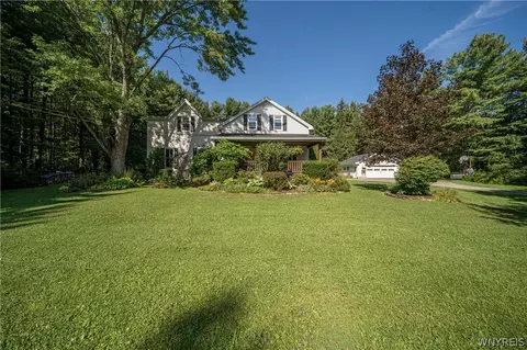 8712 Zimmerman Rd, Hamburg, NY 14075