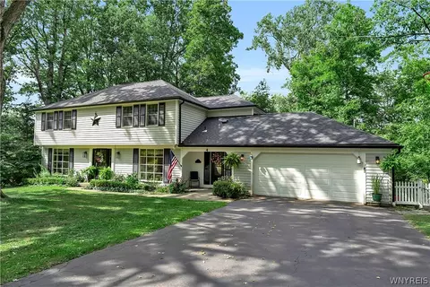 4 Fawn Ter, Orchard Park, NY 14127