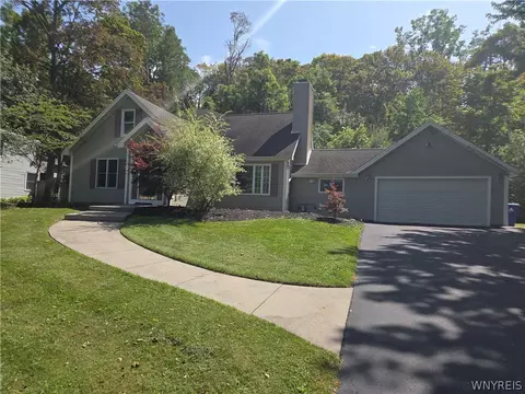 862 Hillside Dr, Lewiston, NY 14092