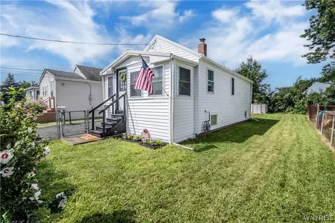 3032 Petroleum St, Niagara, NY 14305