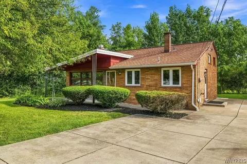 5261 Military Rd, Lewiston, NY 14092