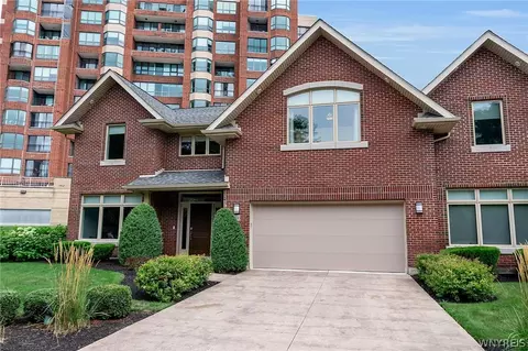 59 Ojibwa Cir, Buffalo, NY 14202