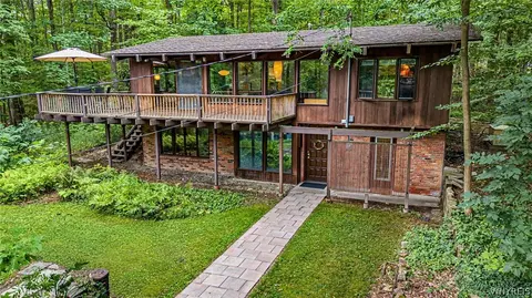 5486 Allen Dr, Hamburg, NY 14075