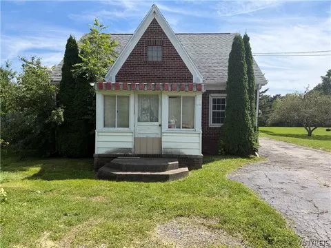 1036 Saunders Sett Rd, Lewiston, NY 14305