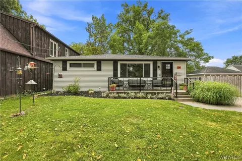 34 Plymouth Pl, Amherst, NY 14221