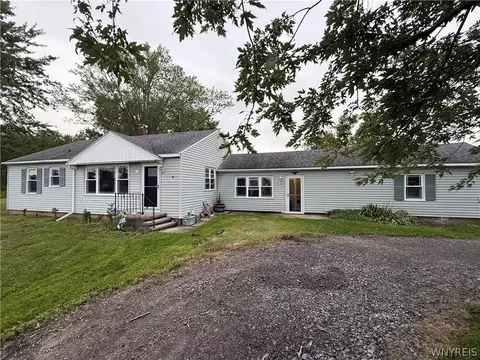 9187 Ellinwood Rd, Pembroke, NY 14036