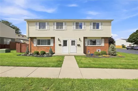 71 Parkview Ct, Lancaster, NY 14086