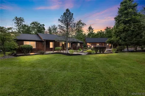 5900 Creekview Dr, Clarence Center, NY 14032
