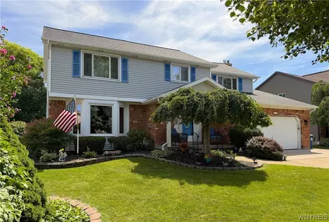 15 Bywater Dr, Getzville, NY 14068
