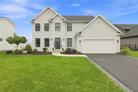11 Hickory Ln, Lancaster, NY 14086