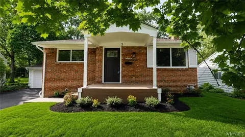 5 N Burbank Dr, Amherst, NY 14226