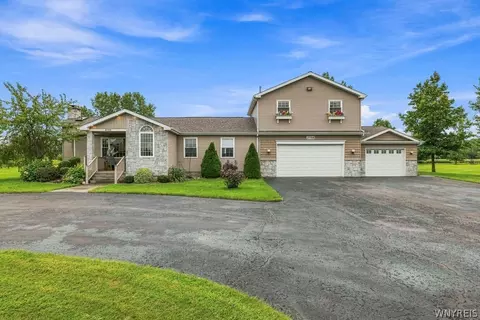 2756 Moore Rd, Ransomville, NY 14131