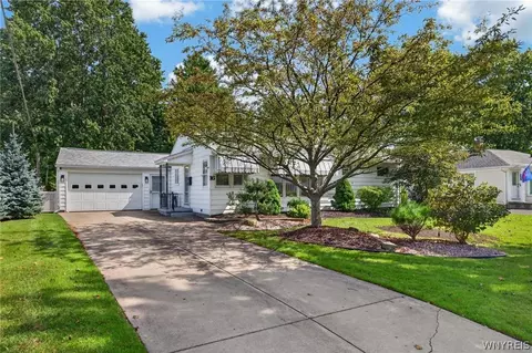 16 Pearce Dr, Amherst, NY 14226