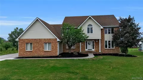 83 Meadowdale Ln, West Seneca, NY 14224