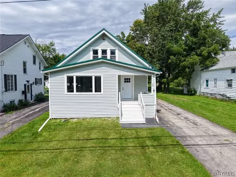 88 Ebenezer Dr, West Seneca, NY 14224