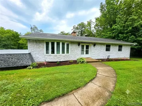 11 Drake Ave Ext, Hanover, NY 14136