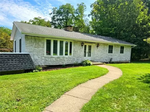 11 Drake Ave Ext, Hanover, NY 14136
