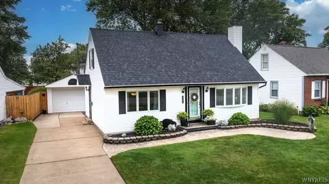 4576 Chapman Pkwy, Hamburg, NY 14075