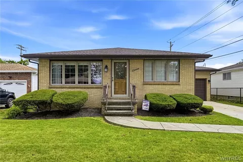 7 Penwood Dr, Cheektowaga, NY 14227