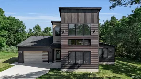 1542 Blakeley Rd, Aurora, NY 14052