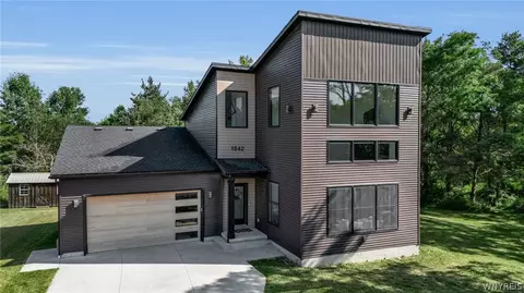 1542 Blakeley Rd, Aurora, NY 14052
