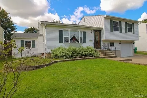 7028 Northview Dr, Lockport, NY 14094