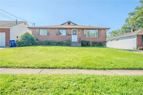 81 Laurelton Dr, West Seneca, NY 14224