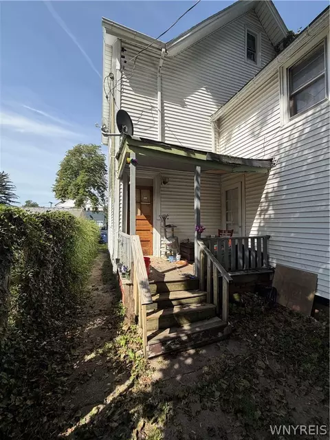 Exterior - 209 Grant St, Buffalo, NY 14213 photo 2 of 3