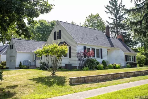 11 Glenwood Ave, Evans, NY 14006