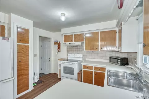 Kitchen - 215 Noridge Dr, Irondequoit, NY 14622 photo 3 of 7