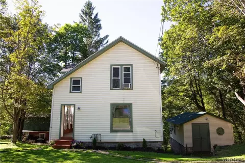 74 Leavenworth St, New Albion, NY 14719
