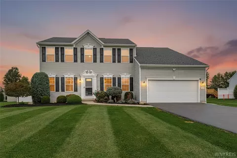 4965 Devonshire Ln, Pendleton, NY 14094