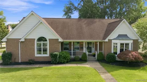 71 Sandhurst Ln, Amherst, NY 14221
