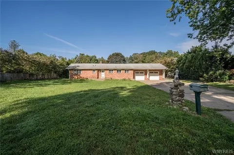 27 Woodview Dr, Orchard Park, NY 14127