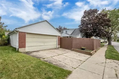 Exterior - 282 Longnecker St, Buffalo, NY 14206 photo 5 of 12